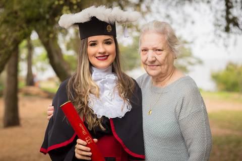 toga-formatura-fotografia-ensaio-book-camili-oliveira-rodrigo-bestetti-fotos-bonitas-ipanema-porto-alegre-fotografo-fotografia-praca-rua-ceu-aberto-canudo-casal-familia-uniriter-direito-advogada-capelo-barrete'