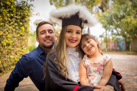 toga-formatura-fotografia-ensaio-book-camili-oliveira-rodrigo-bestetti-fotos-bonitas-ipanema-porto-alegre-fotografo-fotografia-praca-rua-ceu-aberto-canudo-casal-familia-uniriter-direito-advogada-capelo-barrete'