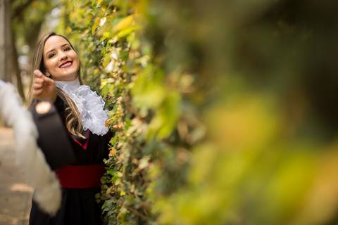 toga-formatura-fotografia-ensaio-book-camili-oliveira-rodrigo-bestetti-fotos-bonitas-ipanema-porto-alegre-fotografo-fotografia-praca-rua-ceu-aberto-canudo-casal-familia-uniriter-direito-advogada-capelo-barrete'