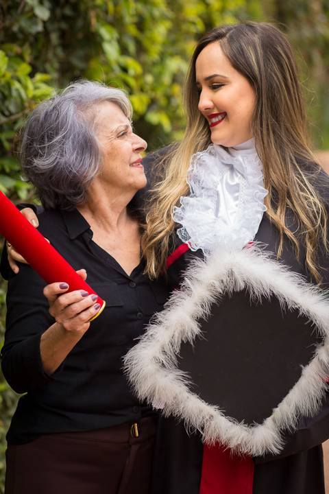 toga-formatura-fotografia-ensaio-book-camili-oliveira-rodrigo-bestetti-fotos-bonitas-ipanema-porto-alegre-fotografo-fotografia-praca-rua-ceu-aberto-canudo-casal-familia-uniriter-direito-advogada-capelo-barrete'