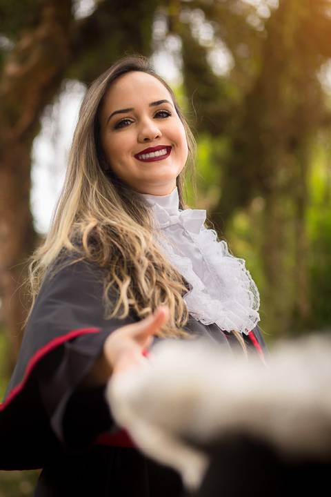 toga-formatura-fotografia-ensaio-book-camili-oliveira-rodrigo-bestetti-fotos-bonitas-ipanema-porto-alegre-fotografo-fotografia-praca-rua-ceu-aberto-canudo-casal-familia-uniriter-direito-advogada-capelo-barrete'