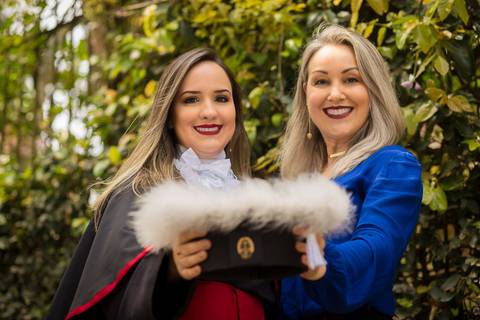 toga-formatura-fotografia-ensaio-book-camili-oliveira-rodrigo-bestetti-fotos-bonitas-ipanema-porto-alegre-fotografo-fotografia-praca-rua-ceu-aberto-canudo-casal-familia-uniriter-direito-advogada-capelo-barrete'