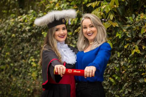 toga-formatura-fotografia-ensaio-book-camili-oliveira-rodrigo-bestetti-fotos-bonitas-ipanema-porto-alegre-fotografo-fotografia-praca-rua-ceu-aberto-canudo-casal-familia-uniriter-direito-advogada-capelo-barrete'