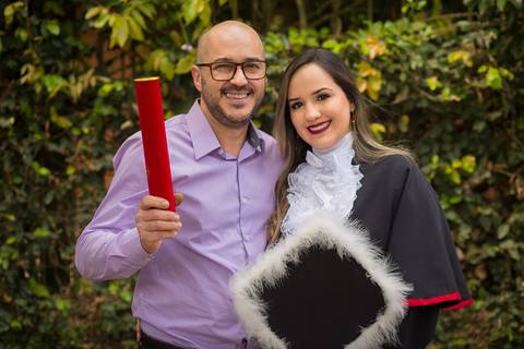 toga-formatura-fotografia-ensaio-book-camili-oliveira-rodrigo-bestetti-fotos-bonitas-ipanema-porto-alegre-fotografo-fotografia-praca-rua-ceu-aberto-canudo-casal-familia-uniriter-direito-advogada-capelo-barrete'