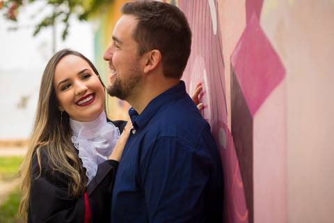 toga-formatura-fotografia-ensaio-book-camili-oliveira-rodrigo-bestetti-fotos-bonitas-ipanema-porto-alegre-fotografo-fotografia-praca-rua-ceu-aberto-canudo-casal-familia-uniriter-direito-advogada-capelo-barrete'