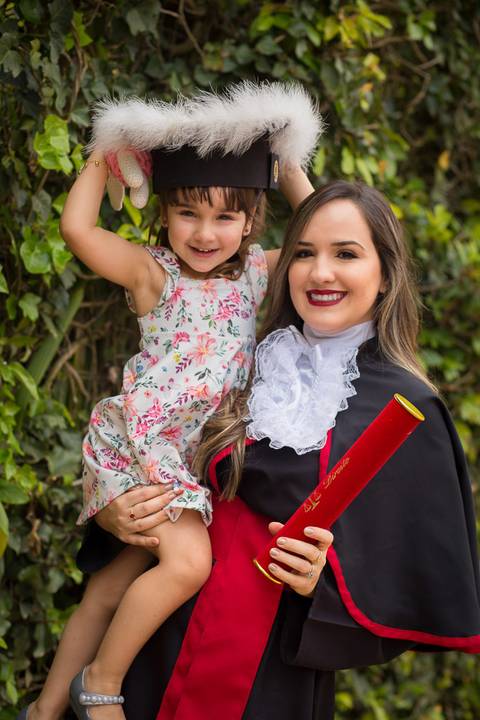 toga-formatura-fotografia-ensaio-book-camili-oliveira-rodrigo-bestetti-fotos-bonitas-ipanema-porto-alegre-fotografo-fotografia-praca-rua-ceu-aberto-canudo-casal-familia-uniriter-direito-advogada-capelo-barrete'