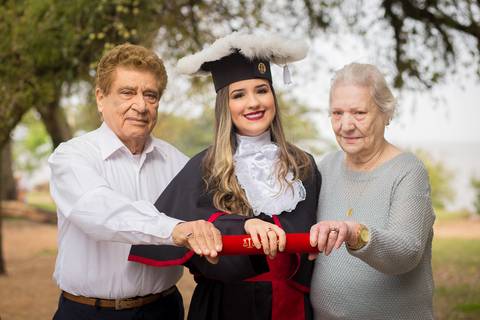 toga-formatura-fotografia-ensaio-book-camili-oliveira-rodrigo-bestetti-fotos-bonitas-ipanema-porto-alegre-fotografo-fotografia-praca-rua-ceu-aberto-canudo-casal-familia-uniriter-direito-advogada-capelo-barrete'