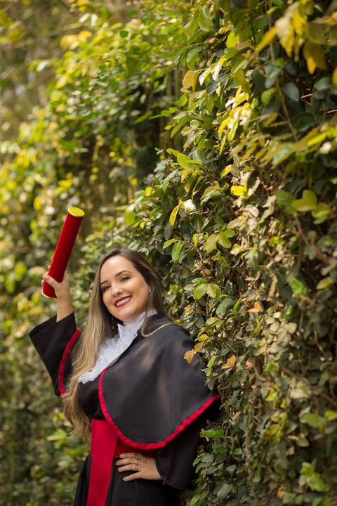 toga-formatura-fotografia-ensaio-book-camili-oliveira-rodrigo-bestetti-fotos-bonitas-ipanema-porto-alegre-fotografo-fotografia-praca-rua-ceu-aberto-canudo-casal-familia-uniriter-direito-advogada-capelo-barrete'