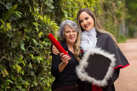 toga-formatura-fotografia-ensaio-book-camili-oliveira-rodrigo-bestetti-fotos-bonitas-ipanema-porto-alegre-fotografo-fotografia-praca-rua-ceu-aberto-canudo-casal-familia-uniriter-direito-advogada-capelo-barrete'