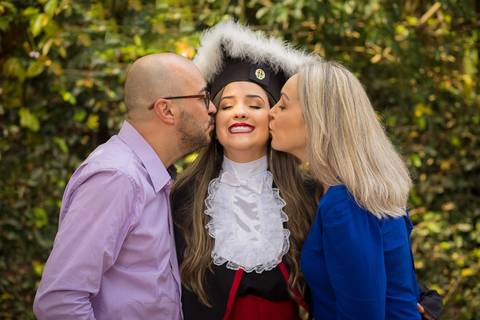 toga-formatura-fotografia-ensaio-book-camili-oliveira-rodrigo-bestetti-fotos-bonitas-ipanema-porto-alegre-fotografo-fotografia-praca-rua-ceu-aberto-canudo-casal-familia-uniriter-direito-advogada-capelo-barrete'