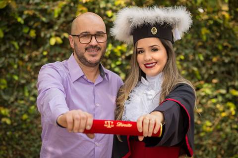 toga-formatura-fotografia-ensaio-book-camili-oliveira-rodrigo-bestetti-fotos-bonitas-ipanema-porto-alegre-fotografo-fotografia-praca-rua-ceu-aberto-canudo-casal-familia-uniriter-direito-advogada-capelo-barrete'