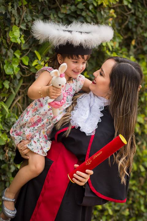 toga-formatura-fotografia-ensaio-book-camili-oliveira-rodrigo-bestetti-fotos-bonitas-ipanema-porto-alegre-fotografo-fotografia-praca-rua-ceu-aberto-canudo-casal-familia-uniriter-direito-advogada-capelo-barrete'