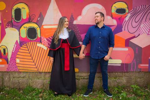 toga-formatura-fotografia-ensaio-book-camili-oliveira-rodrigo-bestetti-fotos-bonitas-ipanema-porto-alegre-fotografo-fotografia-praca-rua-ceu-aberto-canudo-casal-familia-uniriter-direito-advogada-capelo-barrete'