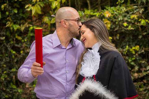 toga-formatura-fotografia-ensaio-book-camili-oliveira-rodrigo-bestetti-fotos-bonitas-ipanema-porto-alegre-fotografo-fotografia-praca-rua-ceu-aberto-canudo-casal-familia-uniriter-direito-advogada-capelo-barrete'