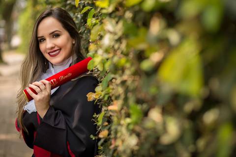 toga-formatura-fotografia-ensaio-book-camili-oliveira-rodrigo-bestetti-fotos-bonitas-ipanema-porto-alegre-fotografo-fotografia-praca-rua-ceu-aberto-canudo-casal-familia-uniriter-direito-advogada-capelo-barrete'