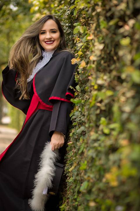 toga-formatura-fotografia-ensaio-book-camili-oliveira-rodrigo-bestetti-fotos-bonitas-ipanema-porto-alegre-fotografo-fotografia-praca-rua-ceu-aberto-canudo-casal-familia-uniriter-direito-advogada-capelo-barrete'