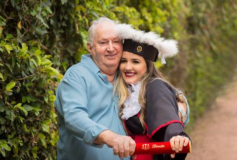 toga-formatura-fotografia-ensaio-book-camili-oliveira-rodrigo-bestetti-fotos-bonitas-ipanema-porto-alegre-fotografo-fotografia-praca-rua-ceu-aberto-canudo-casal-familia-uniriter-direito-advogada-capelo-barrete'