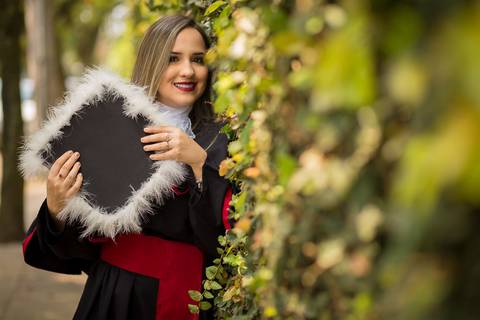 toga-formatura-fotografia-ensaio-book-camili-oliveira-rodrigo-bestetti-fotos-bonitas-ipanema-porto-alegre-fotografo-fotografia-praca-rua-ceu-aberto-canudo-casal-familia-uniriter-direito-advogada-capelo-barrete'