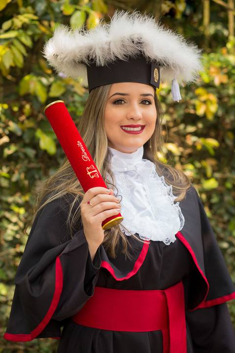 toga-formatura-fotografia-ensaio-book-camili-oliveira-rodrigo-bestetti-fotos-bonitas-ipanema-porto-alegre-fotografo-fotografia-praca-rua-ceu-aberto-canudo-casal-familia-uniriter-direito-advogada-capelo-barrete'