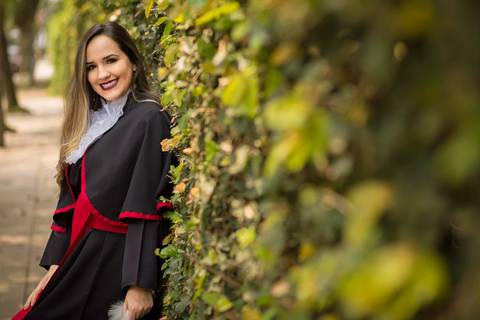 toga-formatura-fotografia-ensaio-book-camili-oliveira-rodrigo-bestetti-fotos-bonitas-ipanema-porto-alegre-fotografo-fotografia-praca-rua-ceu-aberto-canudo-casal-familia-uniriter-direito-advogada-capelo-barrete'