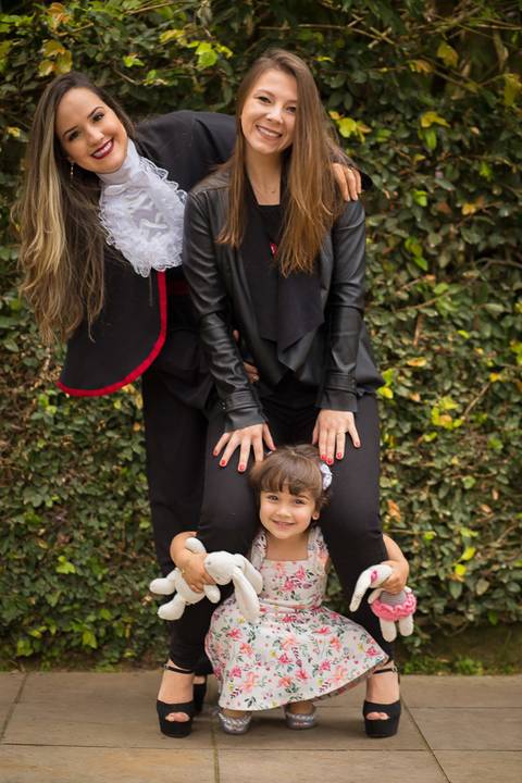 toga-formatura-fotografia-ensaio-book-camili-oliveira-rodrigo-bestetti-fotos-bonitas-ipanema-porto-alegre-fotografo-fotografia-praca-rua-ceu-aberto-canudo-casal-familia-uniriter-direito-advogada-capelo-barrete'