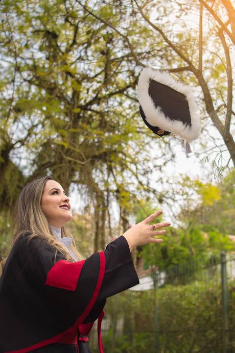 toga-formatura-fotografia-ensaio-book-camili-oliveira-rodrigo-bestetti-fotos-bonitas-ipanema-porto-alegre-fotografo-fotografia-praca-rua-ceu-aberto-canudo-casal-familia-uniriter-direito-advogada-capelo-barrete'