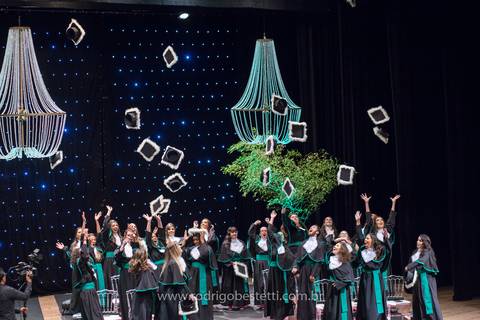 formatura-makeup-fotografo-fotografia-porto-alegre-fonoaudiologia-ufrgs-margarida-muller-rodrigo-bestetti-ensaio-book-colacao-de-grau-recepcao-chef-mauricio-toga-por-do-sol'