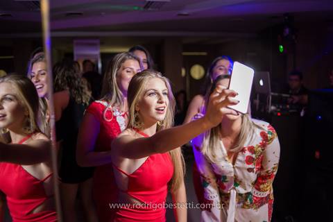 formatura-makeup-fotografo-fotografia-porto-alegre-fonoaudiologia-ufrgs-margarida-muller-rodrigo-bestetti-ensaio-book-colacao-de-grau-recepcao-chef-mauricio-toga-por-do-sol'