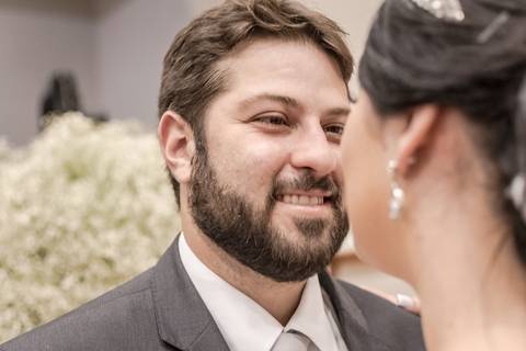 Maria Eduarda e Gabriel no altar durante cerimônia religiosa de casamento em Minas Gerais'