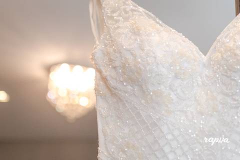 Fotografia tirada pelo fotógrafo de casamentos em BH, do vestido da noiva no dia do casamento.'