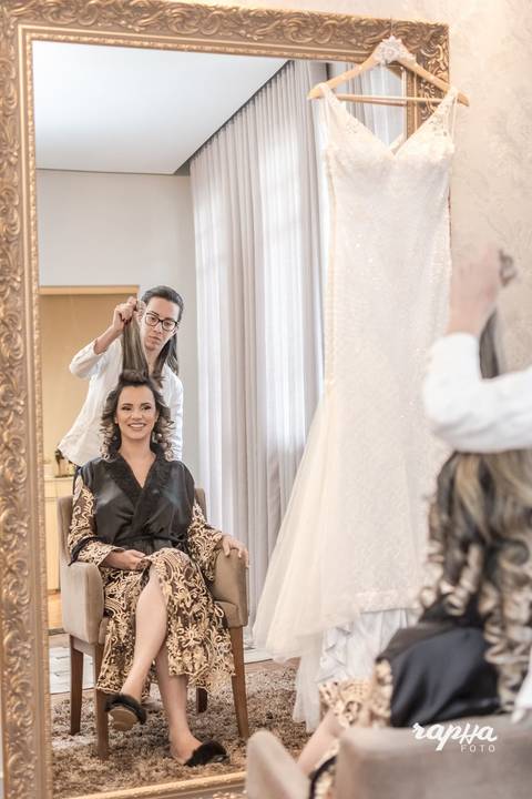 Fotografia tirada pelo fotógrafo de casamentos em BH, da noiva se preparando para o casamento.'