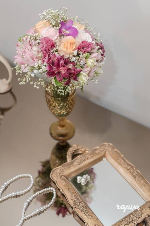 Fotografia tirada pelo fotógrafo de casamentos em BH, do buque da noiva enquanto ela se prepara para o casamento'