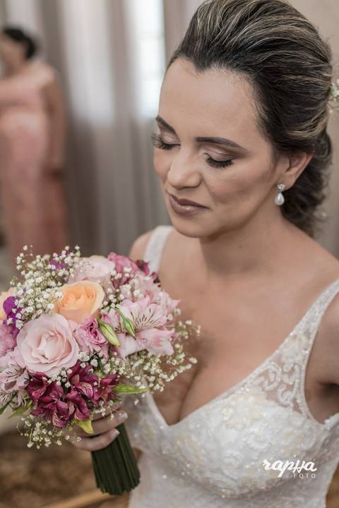 Fotografia tirada pelo fotógrafo de casamentos em BH. da noiva já pronta, momentos antes do casamento. Enfoque principalmente na maquiagem e no buque.'