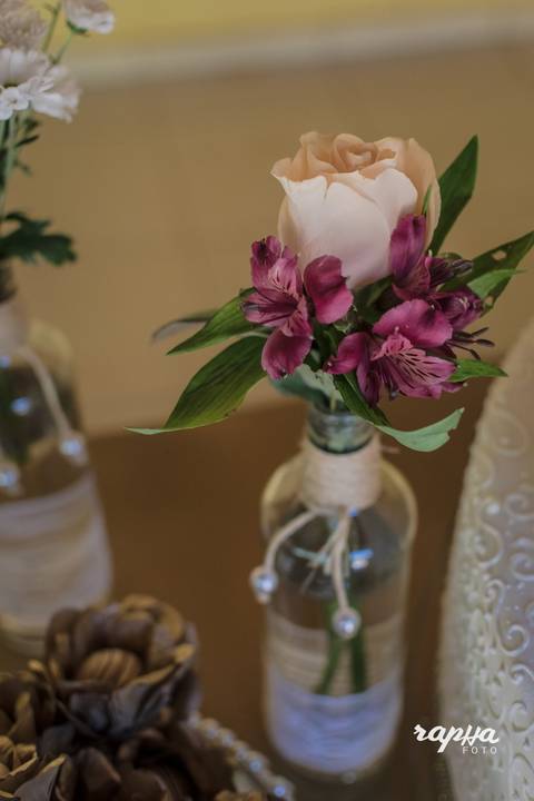 Fotografia tirada pelo fotógrafo de casamentos em BH, de flores de decoração do casamento.'