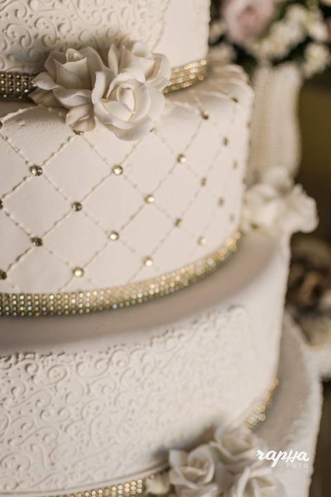 Fotografia tirada pelo fotógrafo de casamentos em BH, do bolo com detalhes.'