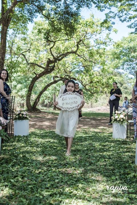 Fotografia tirada pelo fotógrafo de casamentos em BH, da daminha anunciando a chegada do noivo.'