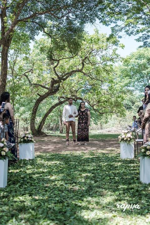 Fotografia tirada pelo fotógrafo de casamentos em BH, do noivo chegando ao casamento.'