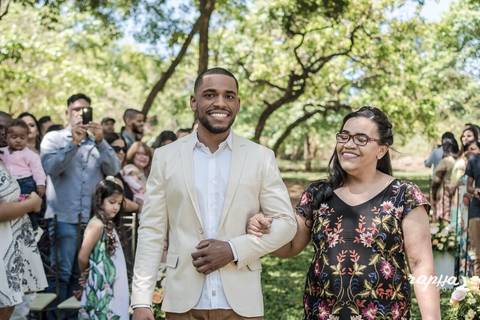 Fotografia tirada pelo fotógrafo de casamentos em BH, do noivo chegando com sua mãe em close.'