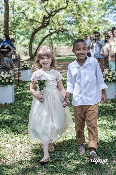 Fotografia tirada pelo fotógrafo de casamentos em BH, da daminha e do pajem.'