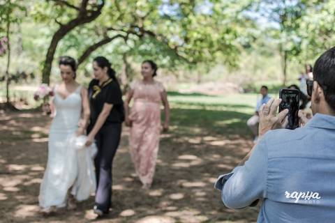 Fotografia tirada pelo fotógrafo de casamentos em BH, de convidado fotografando a noiva momentos antes do casamento.'