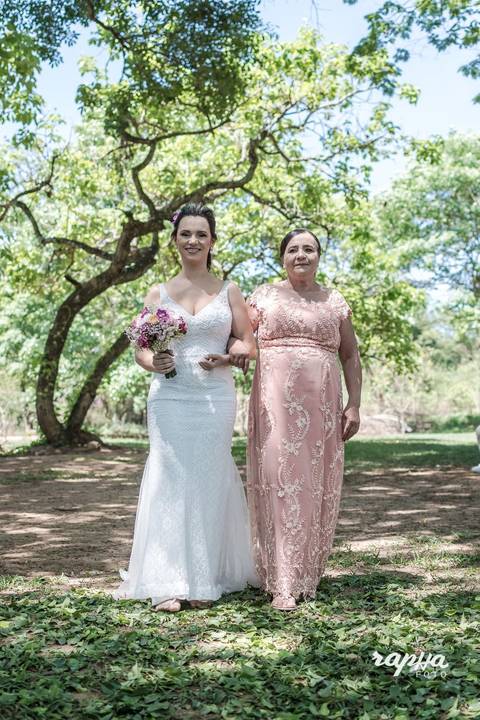 Noiva e sua mãe em close momentos antes do casamento. Fotografia tirada pelo fotográfo de casamentos em BH.'