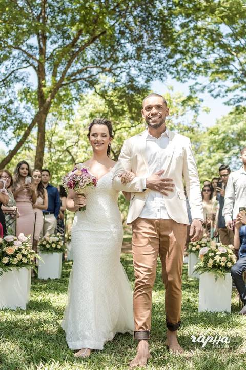 Casal de noivos a caminho do altar, momento registrado pelo fotógrafo de casamentos em BH.'