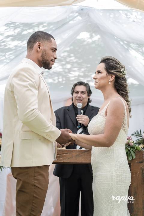 Fotografia do casal olhando um para o outro, registrado pelo fotógrafo de casamentos em Belo Horizonte, Rapha Drummond.'