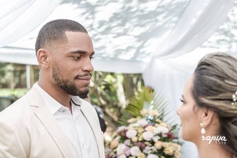 Fotógrafo de casamentos em BH Rapha Drummond registra momento em que noivo olha fixamente para noiva.'