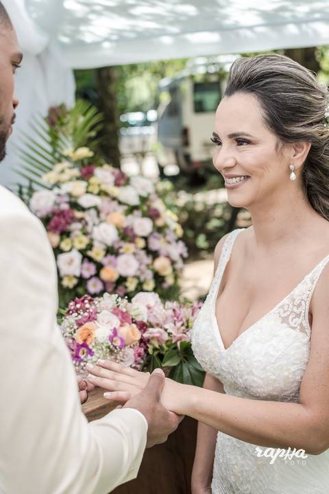 O fotógrafo de casamentos em BH, Rapha Drummond, registra a noiva olhando para o noivo com muito amor.'