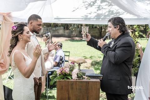 Fotografia do momento em que o pastor abençoava o casal após a troca de alianças registrada pelo fotógrafo de casamentos em BH, Rapha Drummond.'