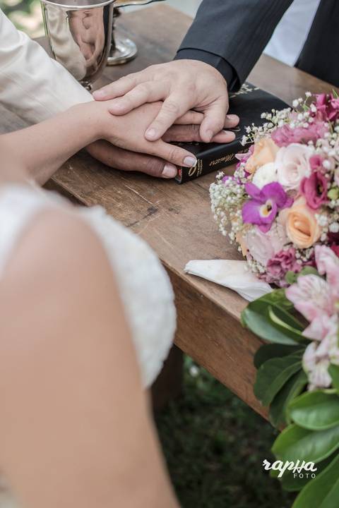 Fotógrafo de Casamento Rapha Drummond, de Belo Horizonte, registra momento em que os noivos pousam suas mão sobre a bíblia.'