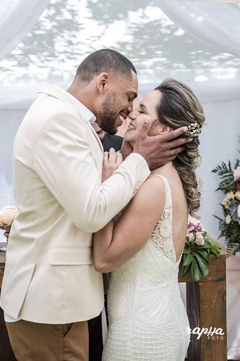 Rapha Drummond, fotógrafo de casamento em BH, registra momento do beijo do casal ao final do casamento.'