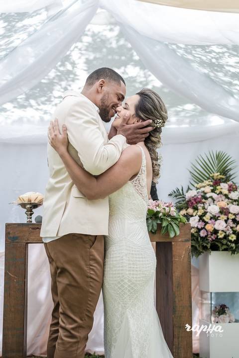 Rapha Drummond, fotógrafo de BH, registra o beijo final do casamento.'
