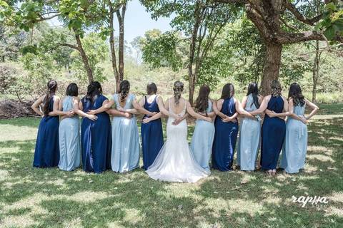 Fotógrafo Rapha Drummond, de Belo Horizonte, registra as madrinhas de costas junto à noiva após o casamento.'